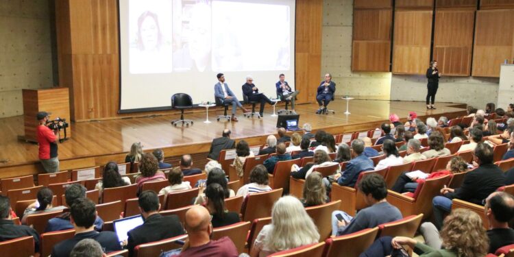 Emissoras públicas defendem protagonismo mundial contra desinformação Agência Brasil