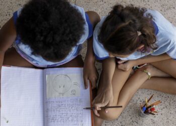 Peça teatral Hora da Saída alerta para riscos do cyberbullying