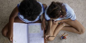 Peça teatral Hora da Saída alerta para riscos do cyberbullying