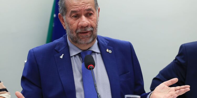 Após fraude no INSS, Lupi pede demissão do Ministério da Previdência