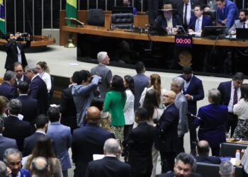 Câmara aprova projeto que reajusta salários de servidores públicos
