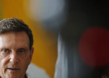 Justiça do RJ bloqueia bens de Crivella por improbidade administrativa
