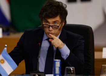 Milei restringe imigração e permanência de estrangeiros na Argentina