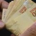 Benefícios sociais garantem rendimento médio recorde de R$ 836 em 2024