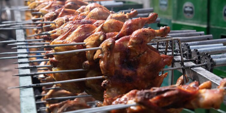 Quatro países reduzem restrição da importação de frangos do Brasil