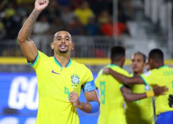 Brasil goleia Espanha e avança à semi do Mundial de futebol de areia