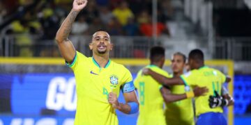 Brasil goleia Espanha e avança à semi do Mundial de futebol de areia