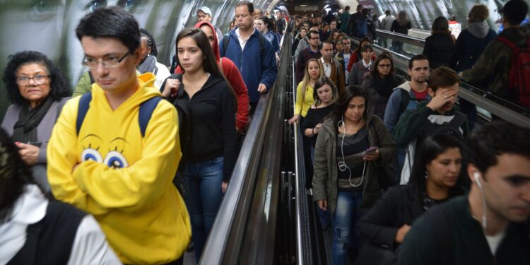 Falha no Metrô de São Paulo causa lentidão; estações estão lotadas