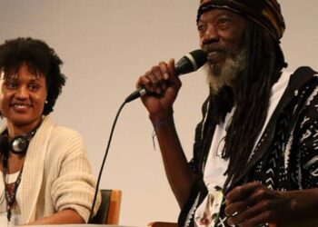 Ativistas debatem resistência digital diante de IA e plataformização