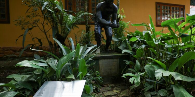 Placa homenageia 11 escravizados que reflorestaram Floresta da Tijuca