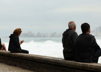 Frente fria se aproxima do Rio e pode provocar fortes rajadas de vento