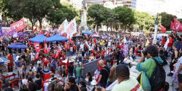 Fim da escala 6×1 une movimentos no ato de 1º de Maio no Rio