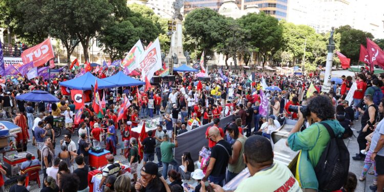 Fim da escala 6×1 une movimentos no ato de 1º de Maio no Rio