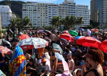 Fãs de Lady Gaga acampam nas areias de Copacabana para ver show