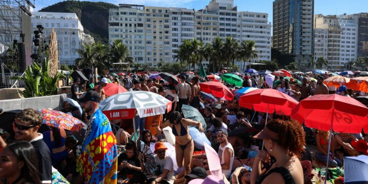 Fãs de Lady Gaga acampam nas areias de Copacabana para ver show