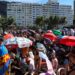 Fãs de Lady Gaga acampam nas areias de Copacabana para ver show