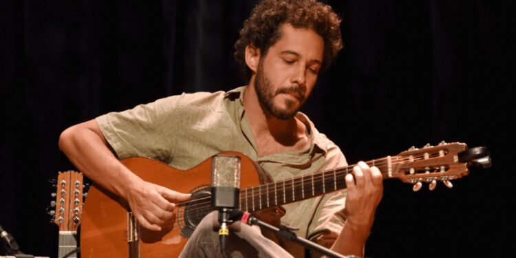 Viola caipira de Daniel Ganc embala Cena Musical na TV Brasil