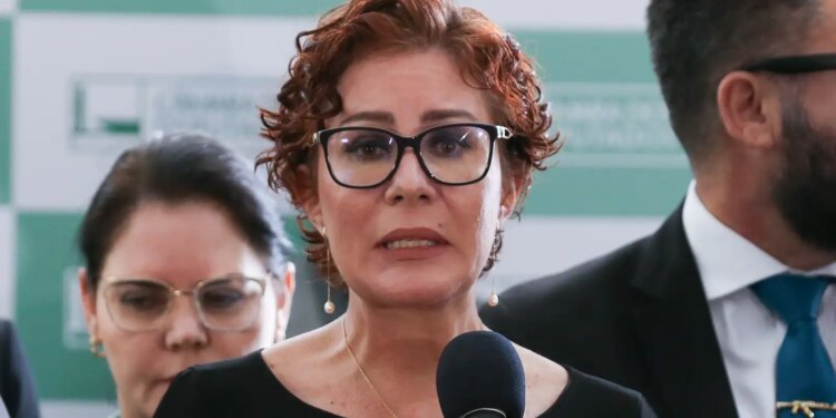 Moraes nega recurso de Carla Zambelli contra execução da condenação
