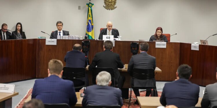 Moraes revoga proibição de réus da trama golpista de manterem contato