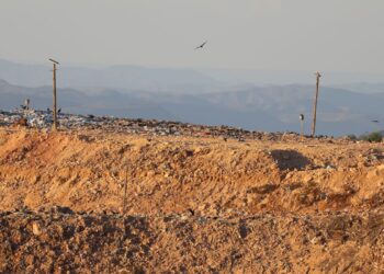 Após interdição, ato pede fechamento de lixão perto de Brasília