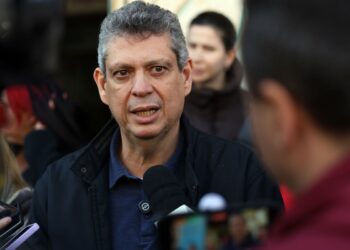 Macêdo diz que derrubada de decreto do IOF foi derrota do país