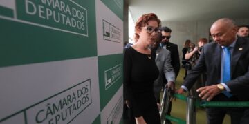 Moraes oficializa pedido de extradição de Carla Zambelli