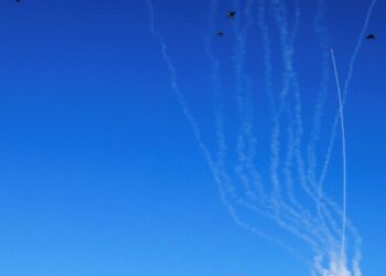 Irã lança mísseis contra base militar dos Estados Unidos no Catar