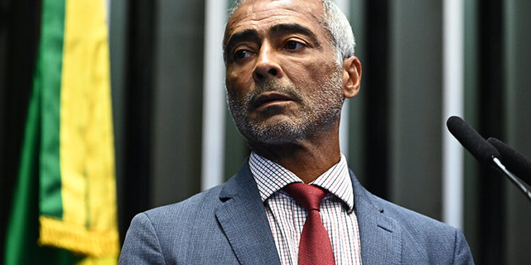 Romário cobra Itamaraty sobre resgate de brasileira que caiu em trilha na Indonésia — Senado Notícias