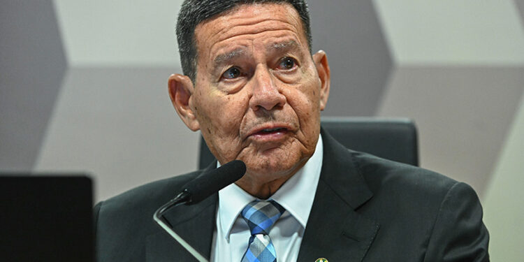 Comissão avalia relatório de MP que concedeu aumento aos militares na terça — Senado Notícias