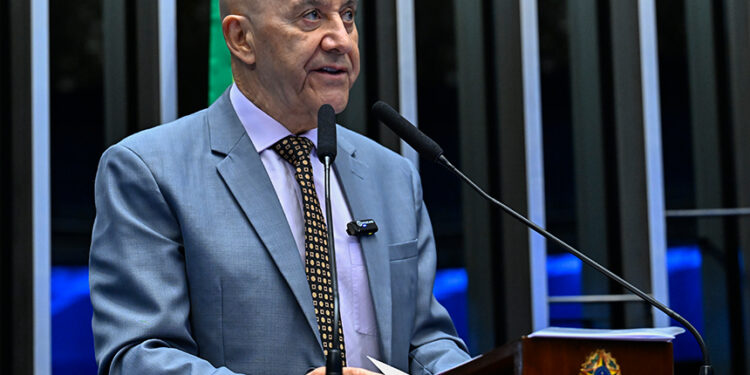 Confúcio Moura defende compromisso permanente com a educação — Senado Notícias