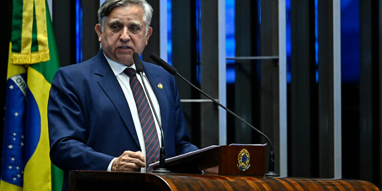 Izalci defende mais investimento em educação e na geração de empregos — Senado Notícias