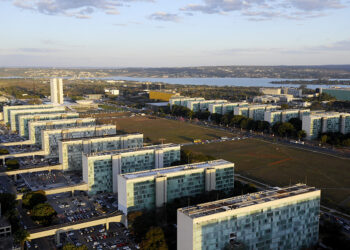 Sancionado reajuste salarial de servidores do Executivo — Senado Notícias