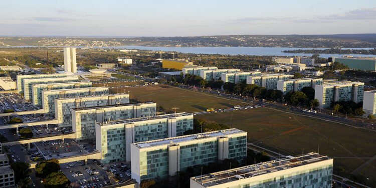 Sancionado reajuste salarial de servidores do Executivo — Senado Notícias