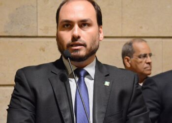 PF diz que Bolsonaro e Carlos integravam organização criminosa na Abin