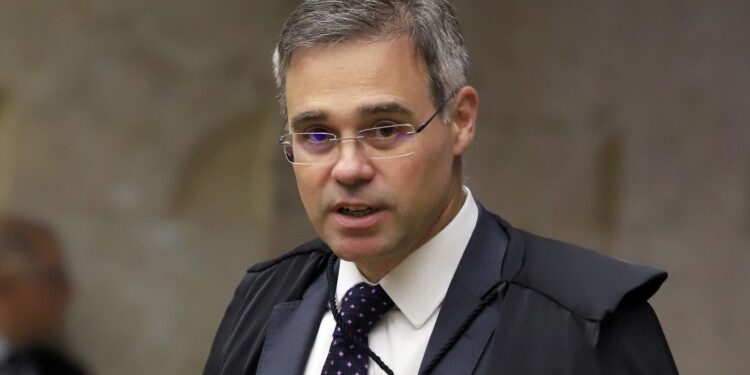 Mendonça retoma voto sobre responsabilização das redes sociais