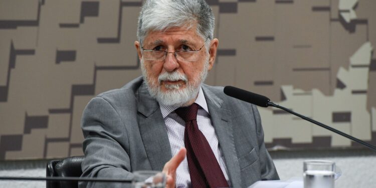 Brasil estuda medidas para romper relações militares com Israel