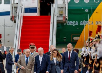 Lula chega a Paris para visita de Estado e encontro com empresários