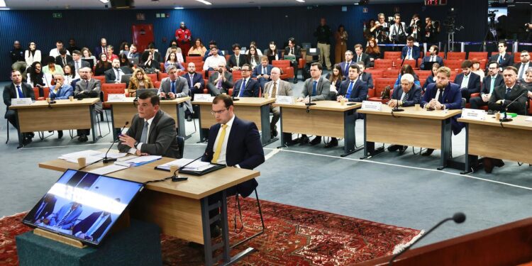 Braga Netto nega ter repassado dinheiro em sacola a Mauro Cid