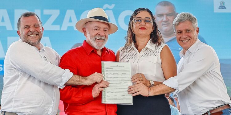 Governo assina acordo para acelerar regularização fundiária