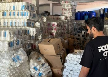 Polícia fecha duas fábricas clandestinas de cosméticos no Rio