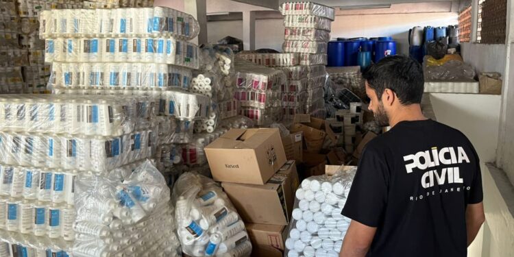 Polícia fecha duas fábricas clandestinas de cosméticos no Rio