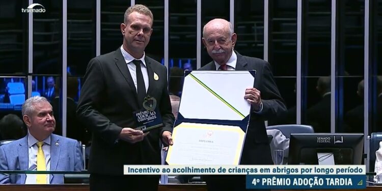 Pessoas que lutam pela adoção tardia são homenageadas pelo Senado — Senado Notícias