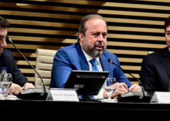 Ministro defende gás mais barato para reindustrialização do país