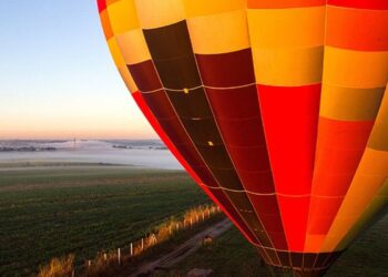 Balão pega fogo e cai em SC; 8 pessoas morrem e 13 sobrevivem