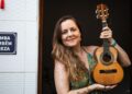 Roberta Nistra segue linhagem da mulher sambista que toca cavaquinho