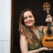 Roberta Nistra segue linhagem da mulher sambista que toca cavaquinho