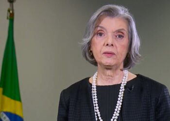 Cármen Lúcia vota pela responsabilização das redes por postagem ilegal