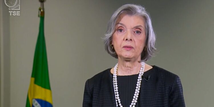 Cármen Lúcia vota pela responsabilização das redes por postagem ilegal