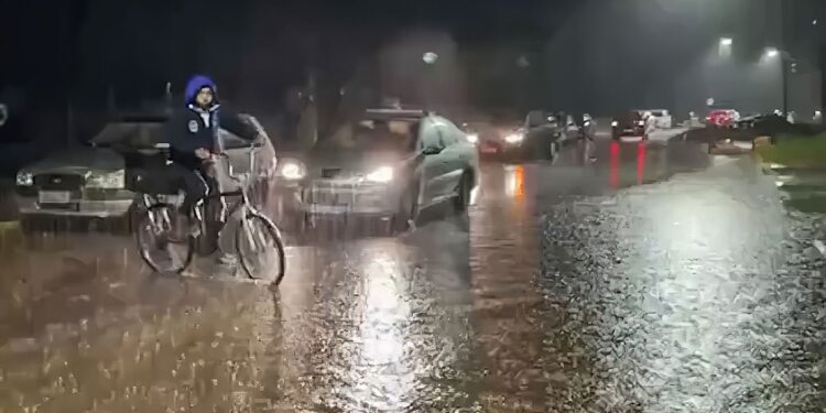 Chuva acima do esperado alaga ruas e causa transtornos em Canoas
