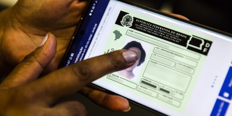 Lei que cria CNH gratuita para população de baixa renda é sancionada